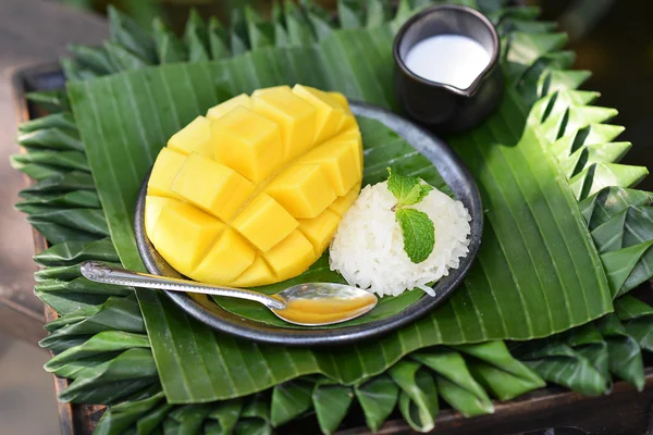 Tatlı bir dizi, yapışkan pirinç ile mango — Stok fotoğraf