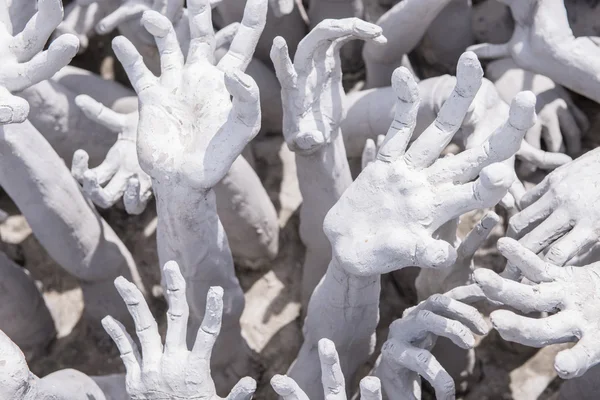 Hände aus der Hölle im weißen Tempel — Stockfoto