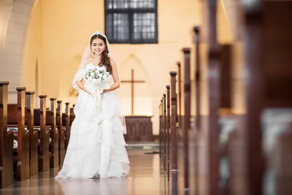 Красива наречена в церкві — стокове фото