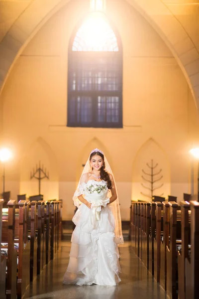 Красива наречена в церкві — стокове фото