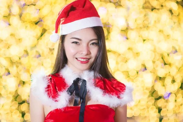 Söt asiatisk tjej i Santa kostym för jul med natt ligh — Stockfoto