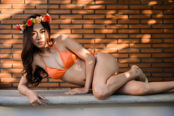Parlak organge bikini seksi kız masada bırakır — Stok fotoğraf