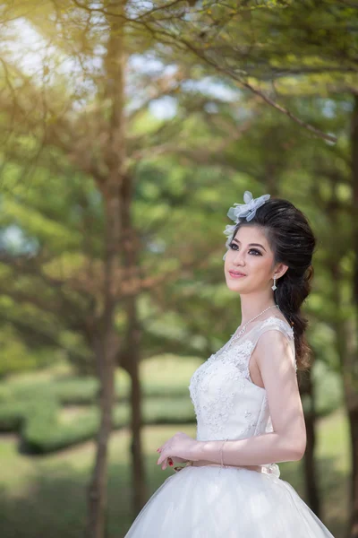 Pretty girl in wedding dress — Stock Photo, Image