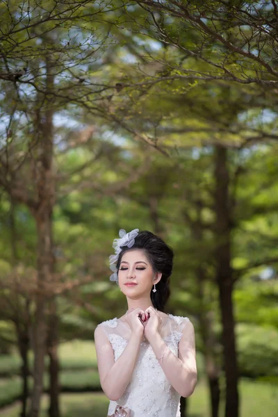 Jolie fille en robe de mariée — Photo
