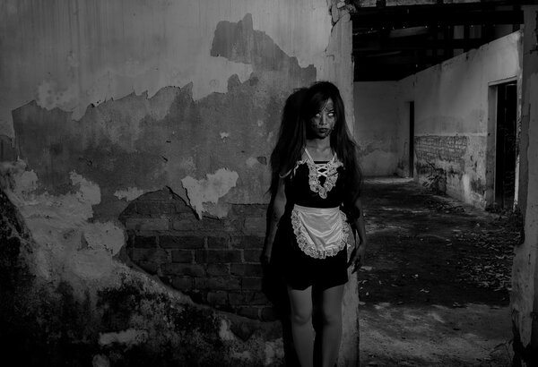 Испуганный призрак азиатской горничной
