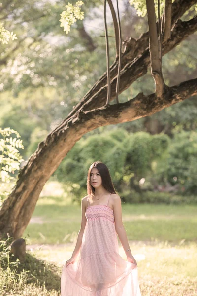 Mooi meisje in het park met zonnige dag — Stockfoto