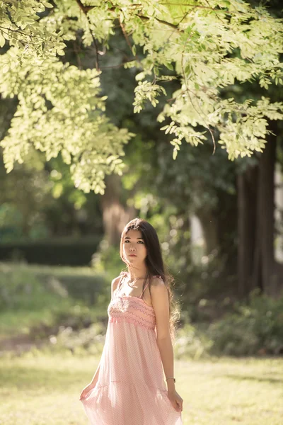Όμορφο κορίτσι στο πάρκο με ημέρα ηλιοφάνειας — Φωτογραφία Αρχείου