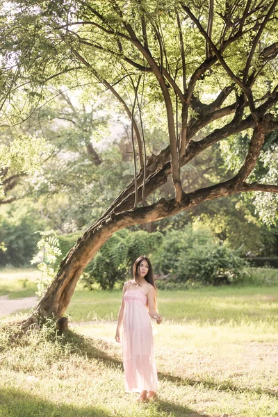 Jolie fille dans le parc avec journée ensoleillée — Photo