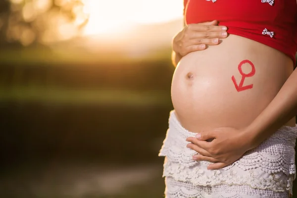 Bild einer schwangeren Frau, die ihren Bauch mit den Händen berührt — Stockfoto