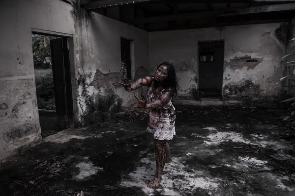 Zombie chica en casa embrujada — Foto de Stock