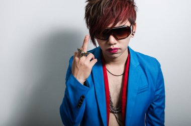 adam orta parmak beyaz duvara gösterilen sıktı