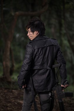 Ormanın ortasında silahlı özel kuvvet