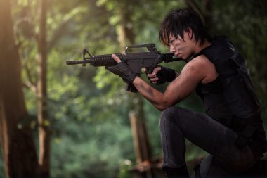 Ormanın ortasında silahlı özel kuvvet