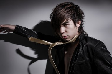 Işık ve gölge ile yakışıklı adam