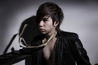 Işık ve gölge ile yakışıklı adam