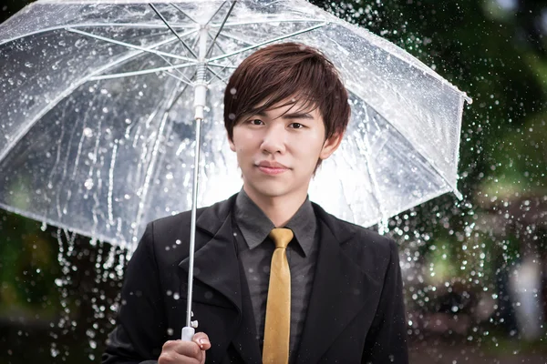 Έξυπνες επιχειρηματικές άνθρωπος που κρατά την ομπρέλα μεταξύ η βροχή — Φωτογραφία Αρχείου
