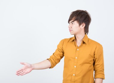 Turuncu tişörtlü sallamak elin yaptığından yakışıklı adam