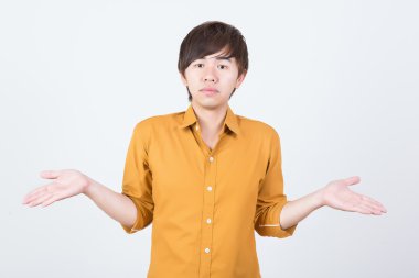 Turuncu tişörtlü yakışıklı adam sıkılmış