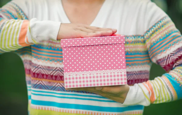 Male hands holding and giving gift — Stock Photo, Image