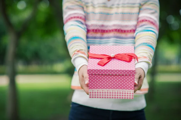 Male hands holding and giving gift — Stock Photo, Image