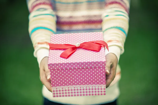 Male hands holding and giving gift — Stock Photo, Image