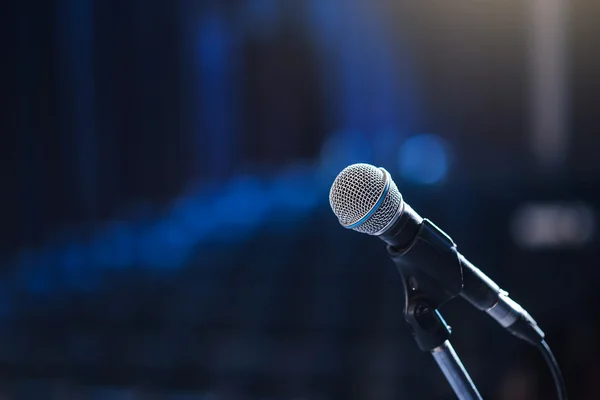 Närbild av mikrofon i konsertsal eller konferensrum — Stockfoto