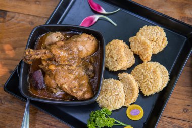 Tavuk mussaman köri pirinç kraker ile