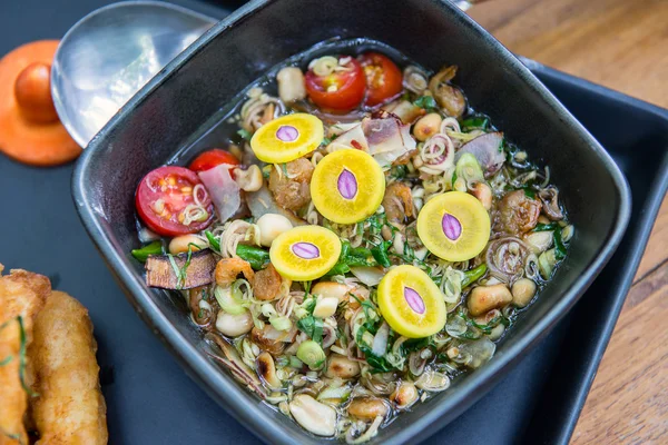 Poisson frit avec soupe au chili — Photo