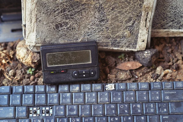 En gammal trasig pager och tangentbord — Stockfoto