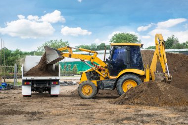 Traktör ön ve yükleyici kepçe ile