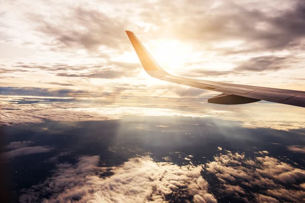 Tragfläche eines Flugzeugs am Himmel — Stockfoto