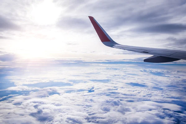 Tragfläche eines Flugzeugs am Himmel — Stockfoto