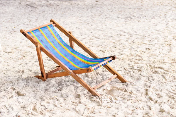 Sedia da spiaggia sulla sabbia — Foto Stock