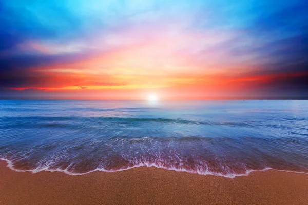 Spiaggia e cielo crepuscolare — Foto Stock