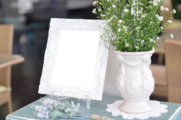 Photo frame and flowers — Stock Photo, Image