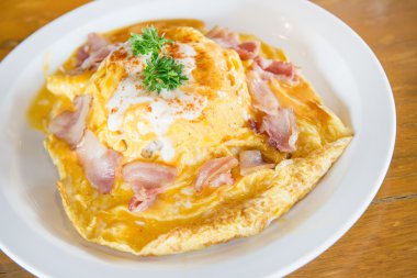 Pastırmalı yumurta omlet