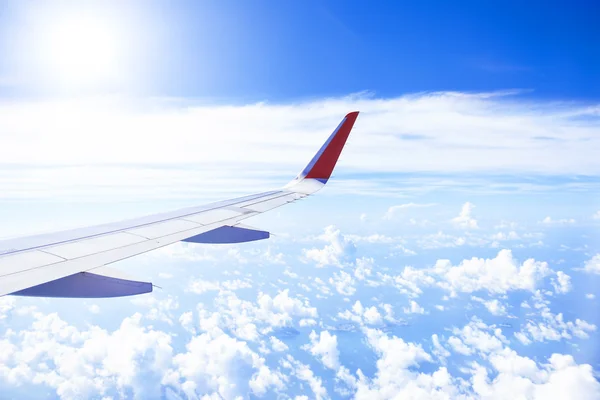 Wing of an airplane flying in the sky — Stock Photo, Image