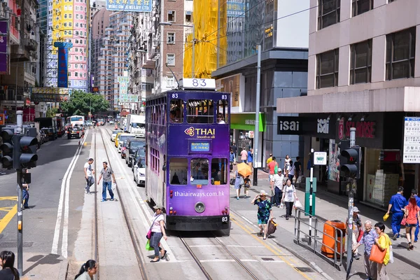 HONG KONG - JUNE 08: Public transport on the street on JUNE 08, 2015 in Hong Kong. Over 90 percent  daily travelers use public transport. Trams also a major tourist attraction. — Zdjęcie stockowe