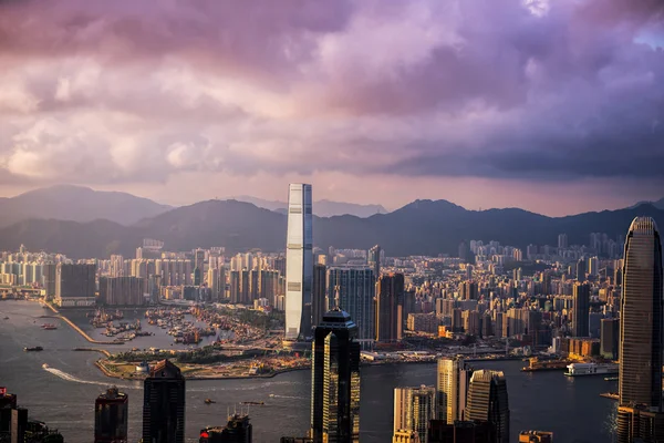 HONG KONG - JUNE 08, 2015: skyline of Hong Kong from Victoria Pe — Stock Photo, Image