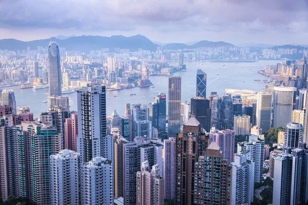 HONG KONG - JUNE 08, 2015: skyline of Hong Kong from Victoria Pe — Stock Photo, Image