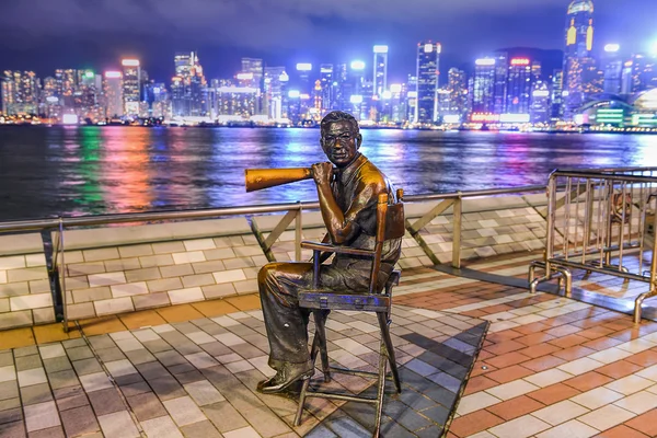 HONG KONG, CHINA - JUNE 09: Statue and skyline in Avenue of Star — Stock fotografie