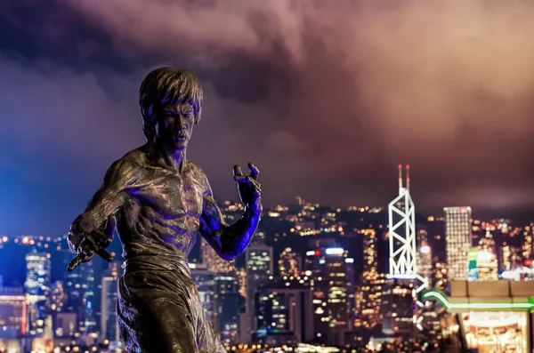 Hong Kong. JUNE 08,  bruce Lee's statue at night in Hong Kong's — Stok fotoğraf