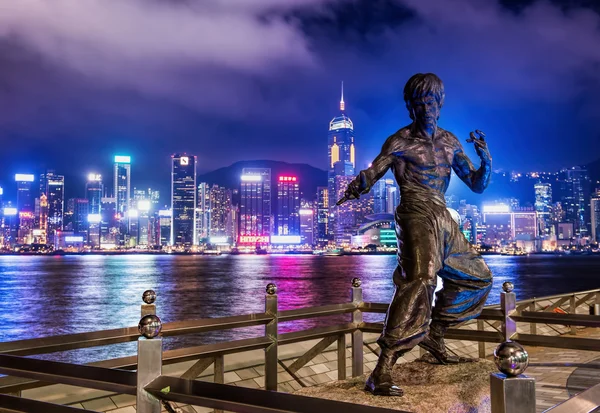 Hong Kong. 08 DE JUNIO, estatua de Bruce Lee de noche en Hong Kong — Foto de Stock