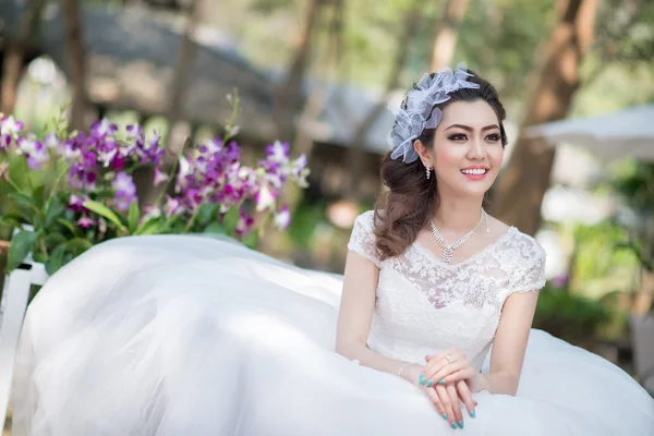 Bella ragazza in abito da sposa — Foto Stock