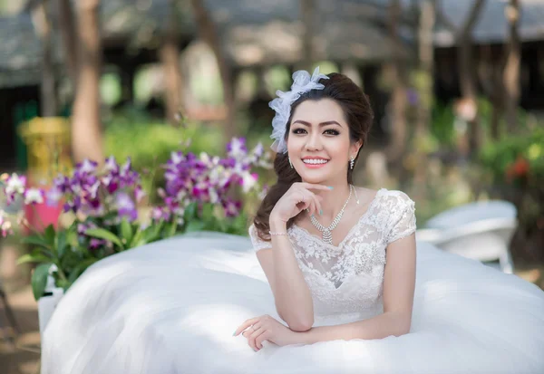 Bella ragazza in abito da sposa — Foto Stock