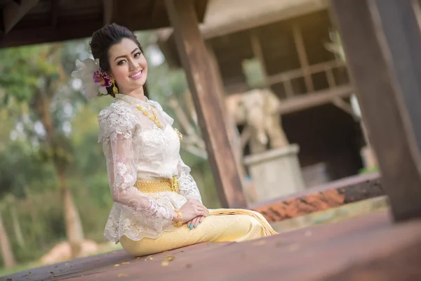 Beautiful Thai girl in Thai traditional costume — Stock Photo, Image