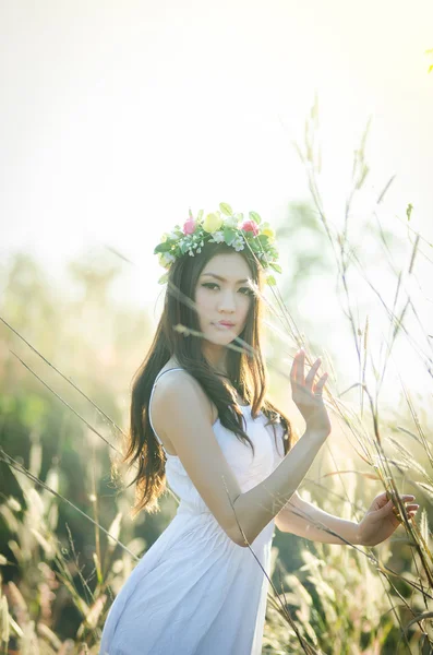 Chica bonita en un jardín de flores de primavera —  Fotos de Stock