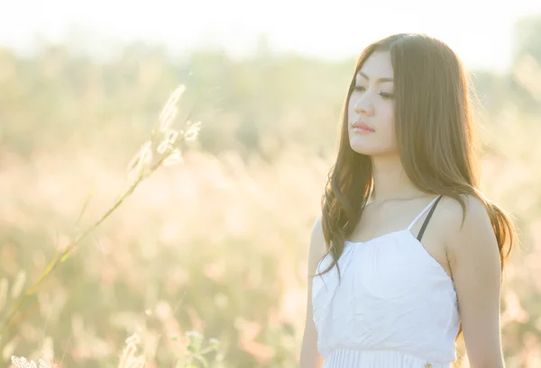 Chica bonita en un jardín de flores de primavera — Foto de Stock