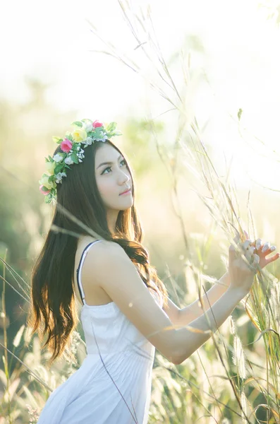 Bahar çiçek bahçe içinde güzel bir kız — Stok fotoğraf