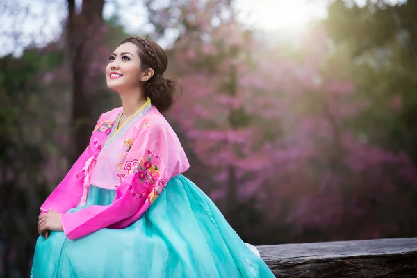 Hanbok : la robe coréenne traditionnelle et belle fille asiatique wi — Photo